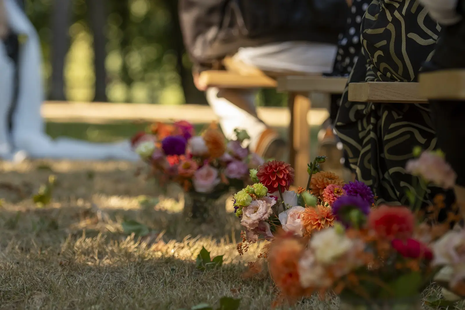 Bouquets colorés le long de l'allée de cérémonie